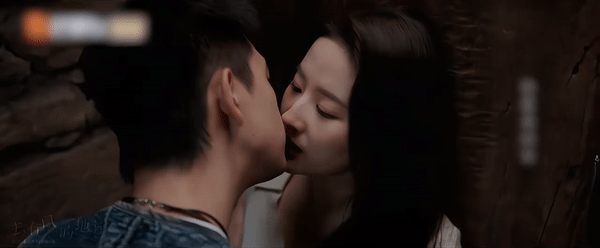 Những lần Lưu Diệc Phi dính 'phim giả tình thật': 18 nụ hôn với Lý Hiện vẫn chưa ồn ào bằng tài tử xứ Hàn đình đám - Ảnh 2.