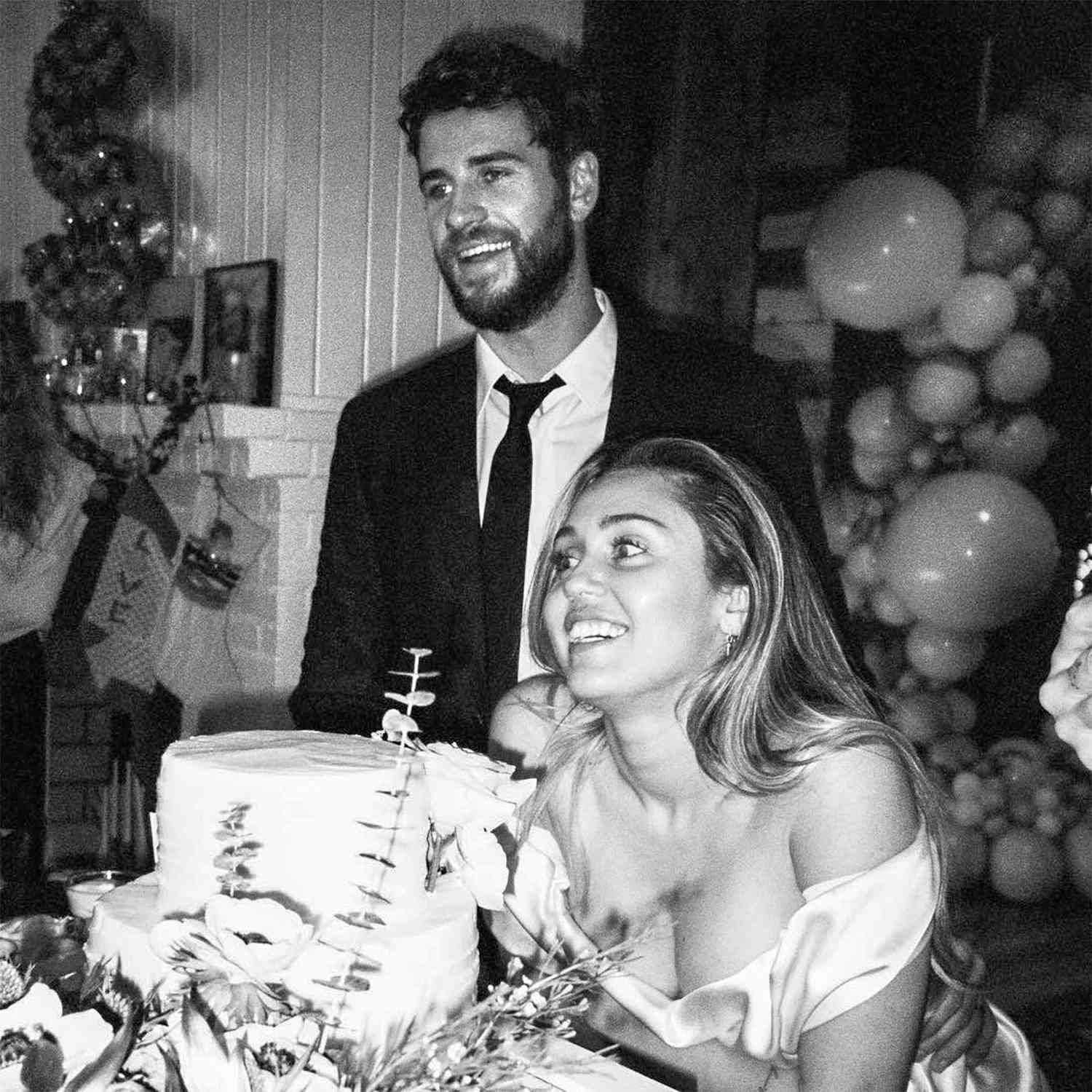 Chỉ với chiếc đầm 32 tuổi, Miley Cyrus vạch cho cả thế giới biết trò &quot;mèo mả gà đồng&quot; của chồng cũ với cô đại minh tinh - Ảnh 1.