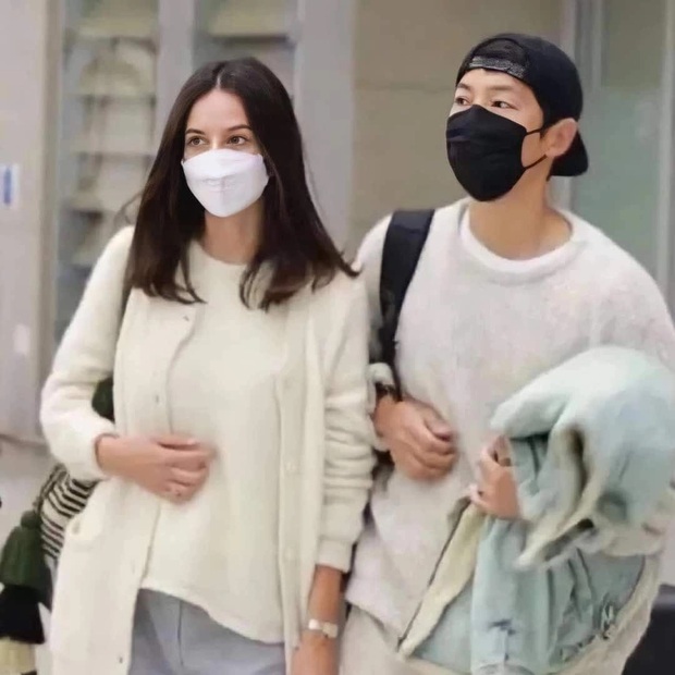 Dispatch tung ảnh độc quyền vợ Song Joong Ki đi mua đồ trẻ em với mẹ ruột, 1 lần kể hết chuyện tình của cặp đôi - Ảnh 5.