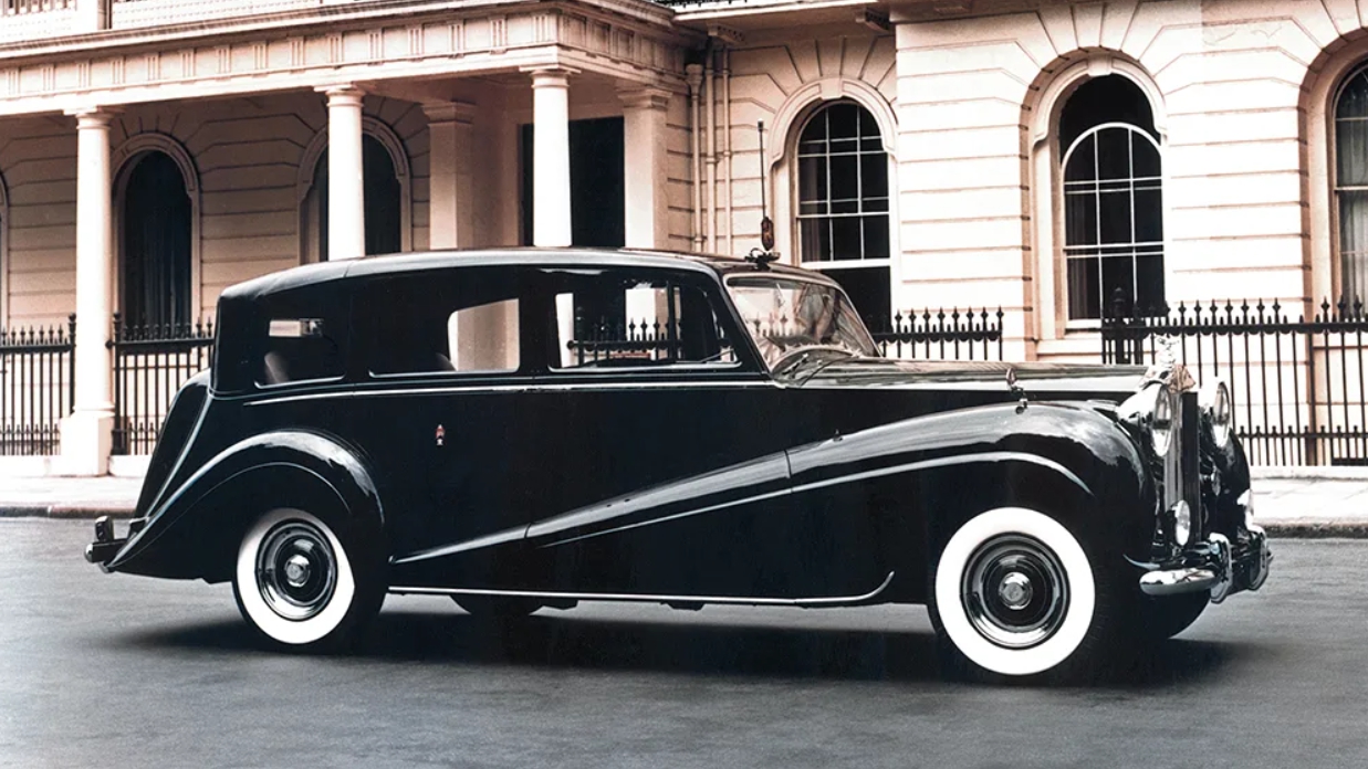 Vị vua giàu bậc nhất thế giới hiện đại sở hữu nhiều xe ô tô tới mức mở cả 1 bảo tàng trưng bày: Từ xe siêu sang tới siêu hiếm, người thường khó tưởng tượng nổi - Ảnh 8.