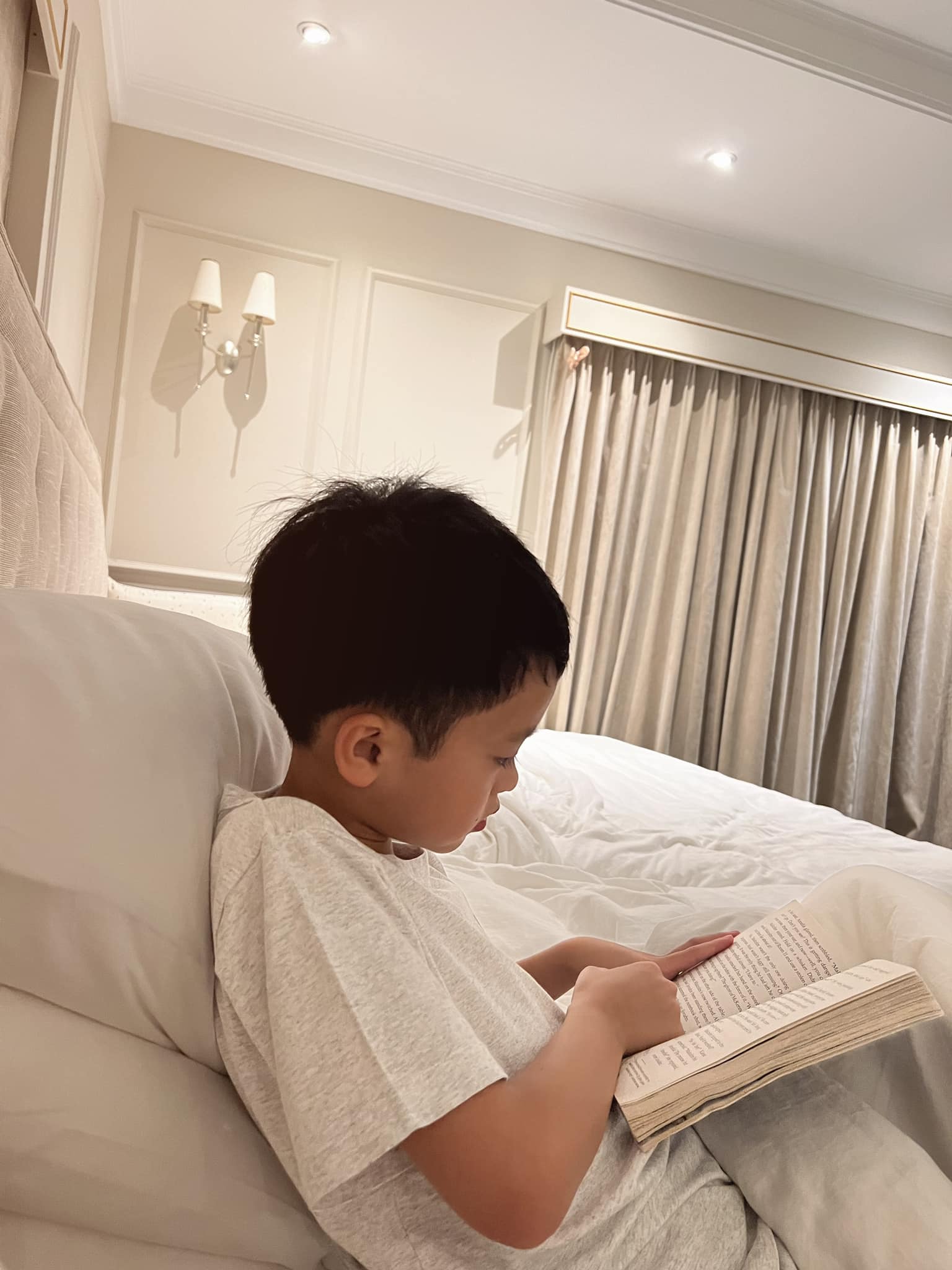 Con trai 7 tuổi của Hà Tăng đọc cuốn sách tiếng Anh dày cộp, cách đọc sách khiến mẹ ngỡ ngàng - Ảnh 1.