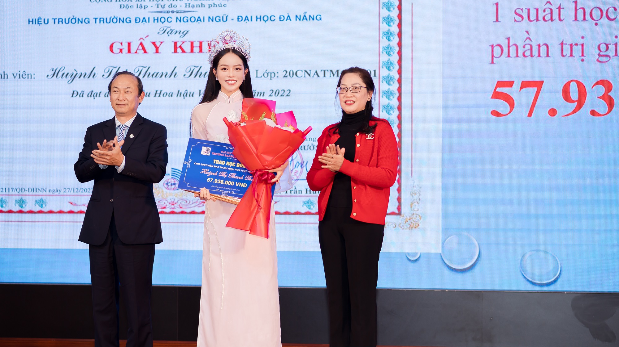 Hoa hậu Thanh Thủy nhận bằng khen và học bổng