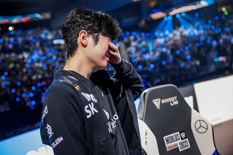 Truyền thông LPL nhận định Zeus không được nhiều sự hỗ trợ như Kingen - nguồn: LoL Esports