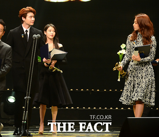 Khung hình định mệnh: IU, Lee Jong Suk và Park Shin Hye hội tụ trên sân khấu, 2 tình địch có màn tương tác bất ngờ - Ảnh 2.