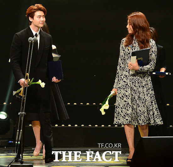 Khung hình định mệnh: IU, Lee Jong Suk và Park Shin Hye hội tụ trên sân khấu, 2 tình địch có màn tương tác bất ngờ - Ảnh 3.