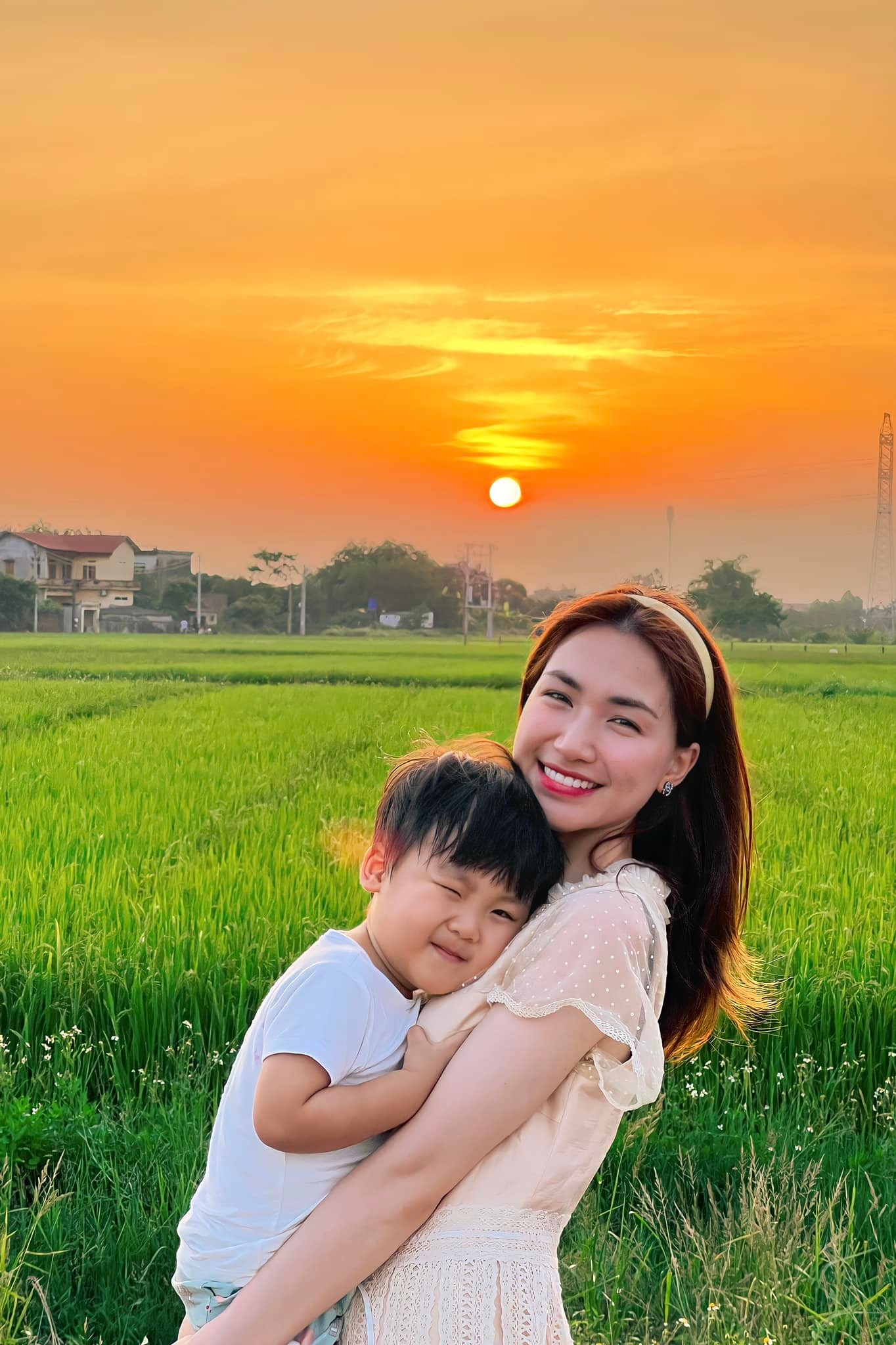 Sao Việt nuôi con bằng sữa mẹ: Diễn viên Vân Trang chăm chỉ kích sữa, Hoà Minzy bật khóc vì bé Bo ti ngon miệng - Ảnh 5.