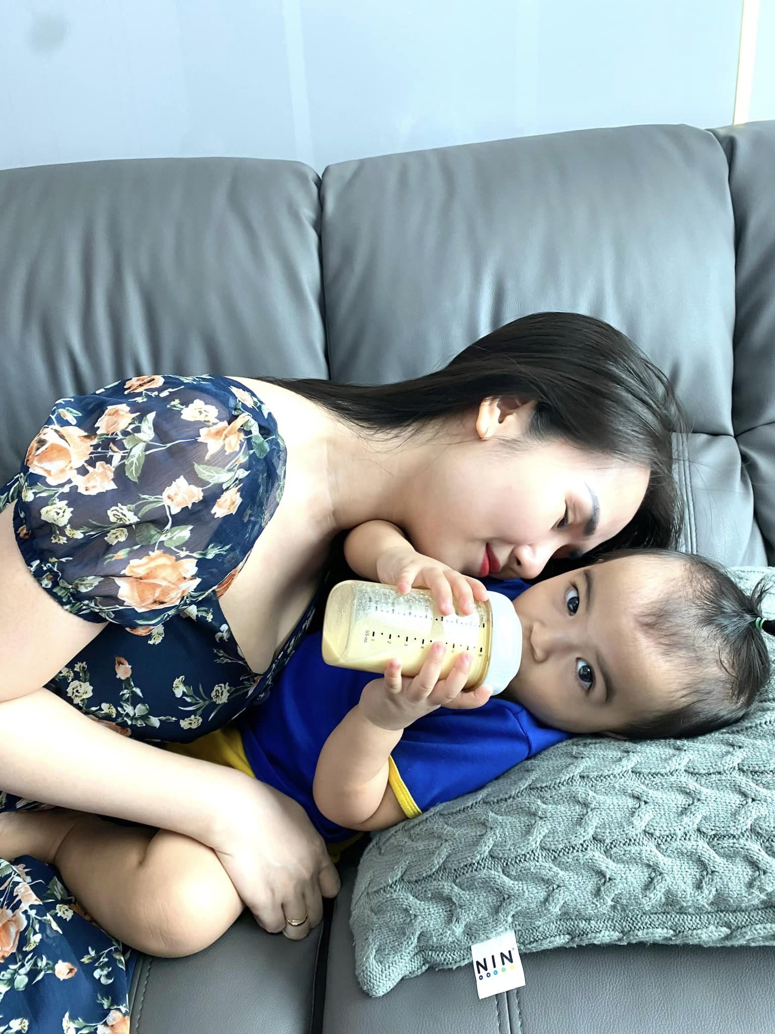 Sao Việt nuôi con bằng sữa mẹ: Diễn viên Vân Trang chăm chỉ kích sữa, Hoà Minzy bật khóc vì bé Bo ti ngon miệng - Ảnh 4.