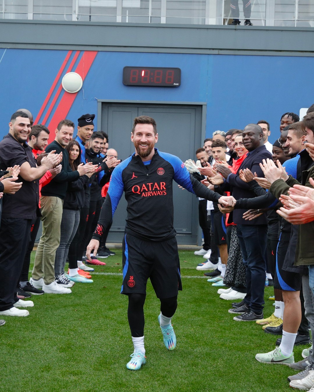 Đồng đội xếp hàng chào đón Messi trở lại Paris - Ảnh 5.