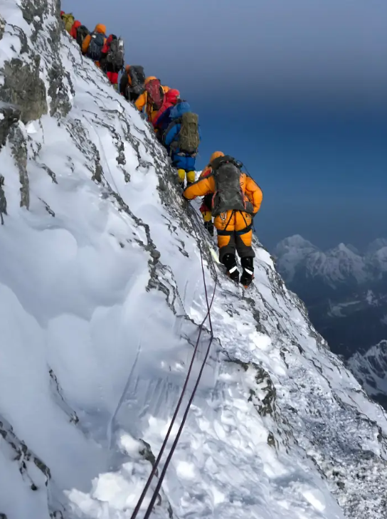 &quot;Nghĩa địa trắng&quot; trên đỉnh Everest: Mạo hiểm mạng sống để chinh phục &quot;nóc nhà thế giới&quot;, nhiều nhà leo núi chẳng thể tìm được đường về nhà - Ảnh 3.