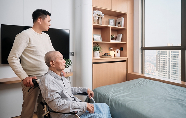 Cha mắc bệnh Parkinson, gắn liền với xe lăn, con trai "bí mật" tặng món quà xúc động - Ảnh 3.