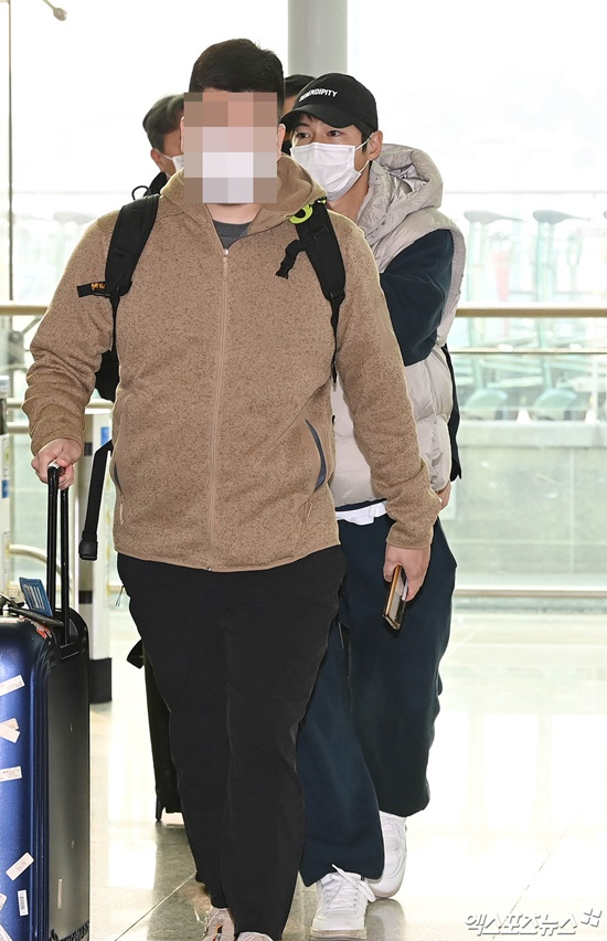 Song Joong Ki lần đầu lộ diện sau tin hẹn hò, bạn gái diễn viên người Anh có đồng hành ở sân bay Thái Lan? - Ảnh 1.