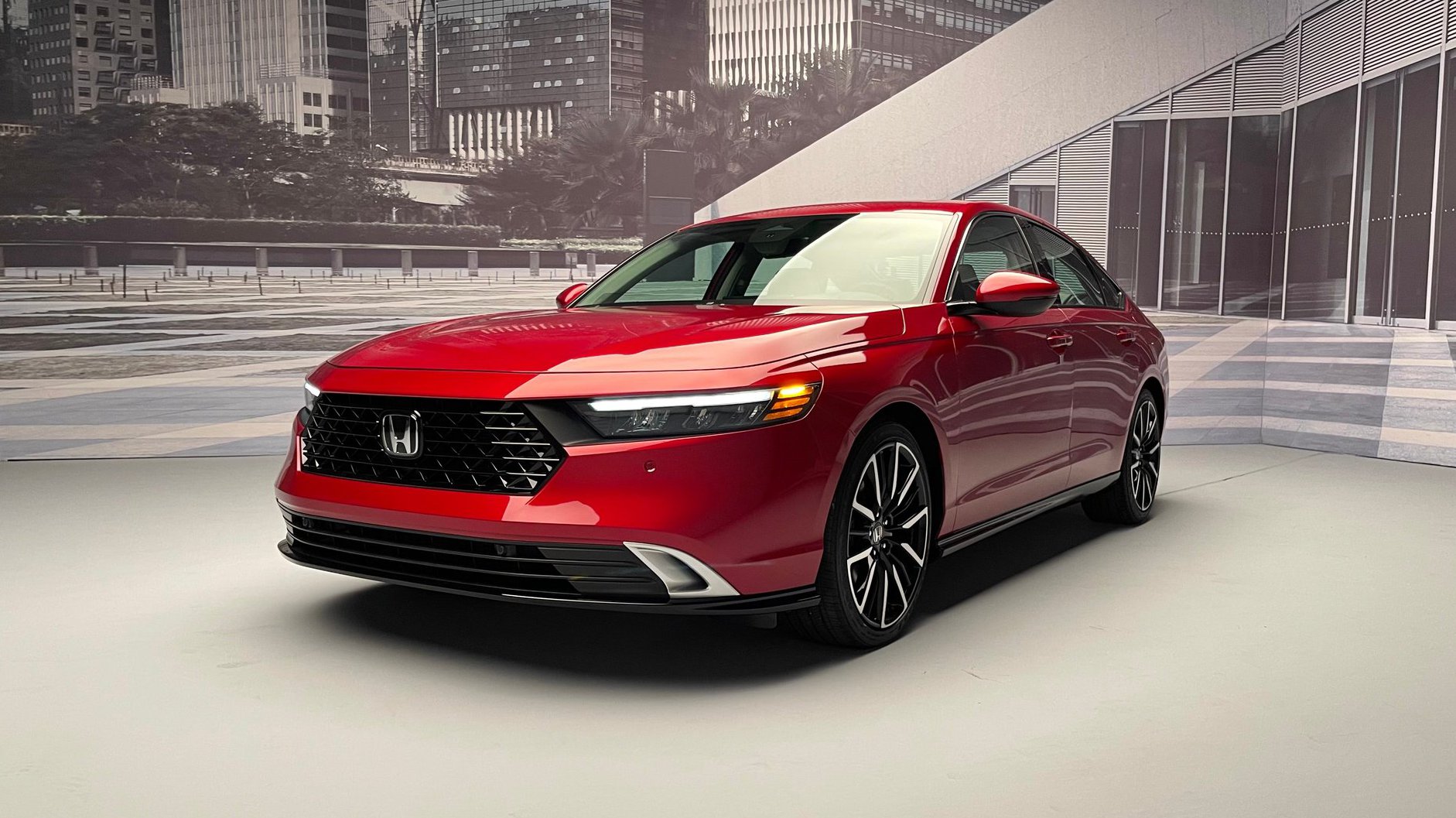 Honda Accord 2023 chốt giá quy đổi từ 666 triệu đồng: Nhiều công nghệ, động cơ hybrid cạnh tranh Camry