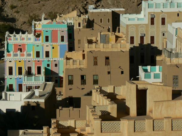 Những ngôi nhà chọc trời bằng bùn đất ở Yemen: Không dùng giàn giáo để xây dựng, phải liên tục được bảo trì vì bị thiên nhiên “tác động” - Ảnh 3.