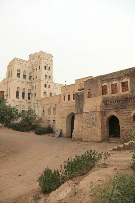 Những ngôi nhà chọc trời bằng bùn đất ở Yemen: Không dùng giàn giáo để xây dựng, phải liên tục được bảo trì vì bị thiên nhiên tác động - Ảnh 2.