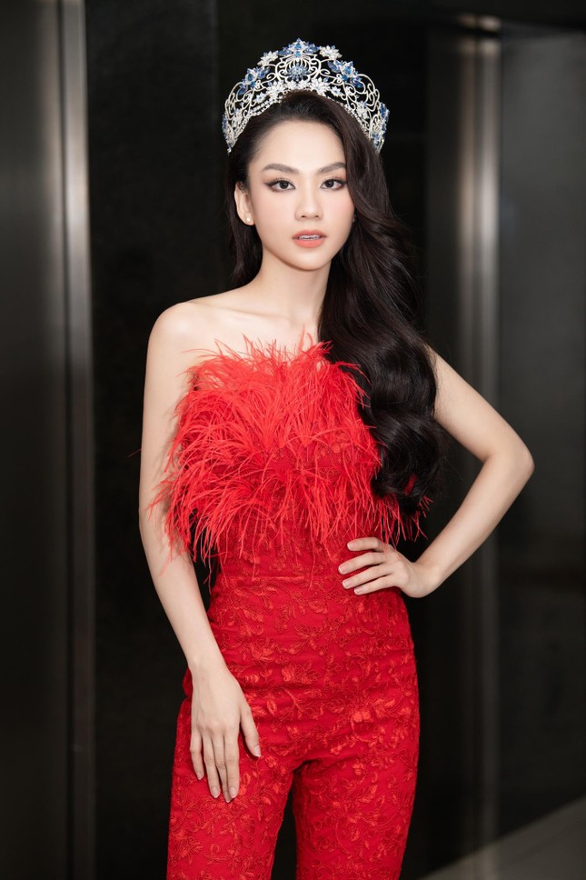 Tranh cãi hình ảnh Hoa hậu Mai Phương vừa ngậm kẹo vừa nhảy: 'Lần đầu thấy, nên tiết chế lại' - Ảnh 1.