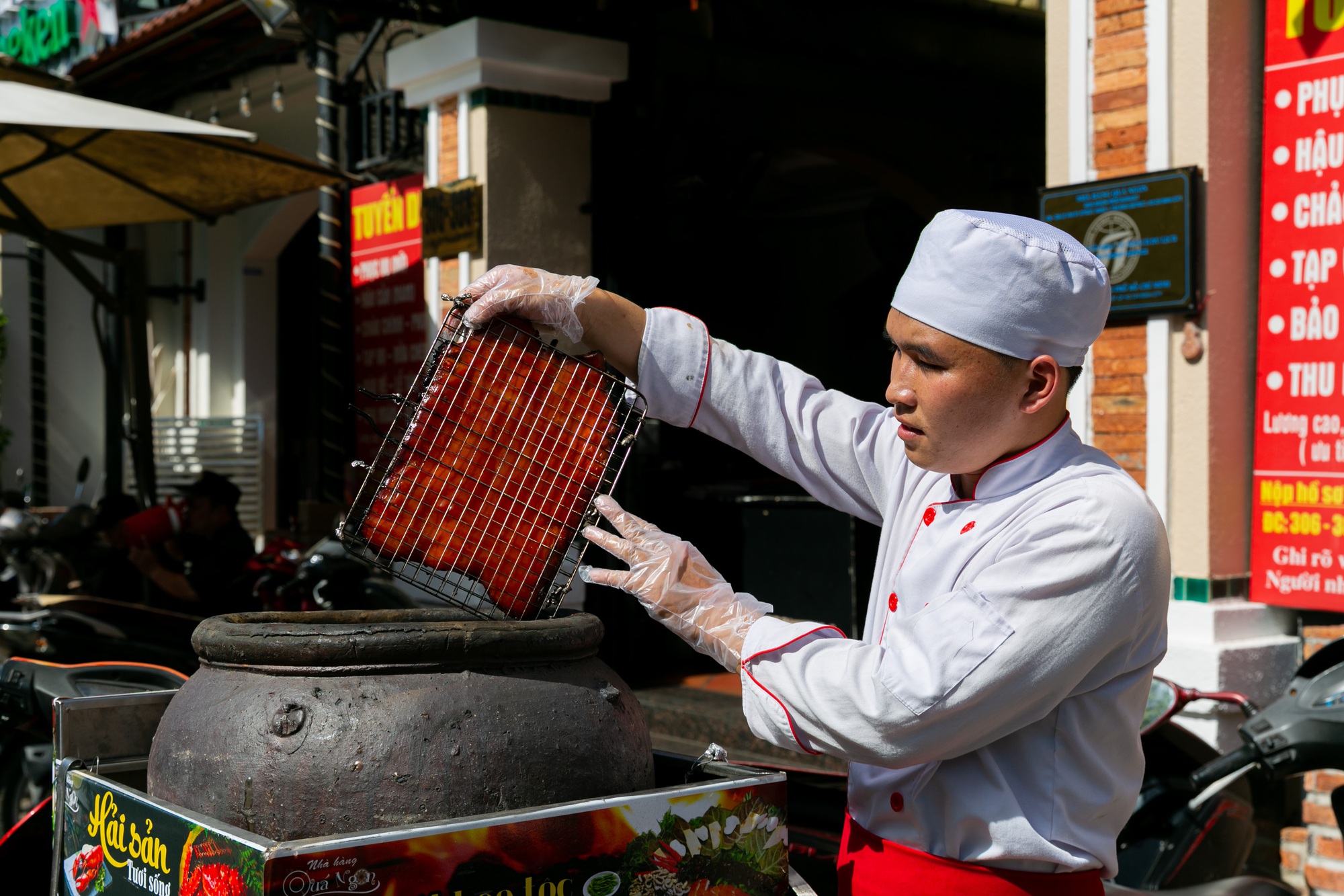 Cuối năm thích tiệc tùng tổng kết nhưng lười ra nhà hàng, nhiều gia đình gọi hẳn đầu bếp chở lu nướng đến tận nhà - Ảnh 4.