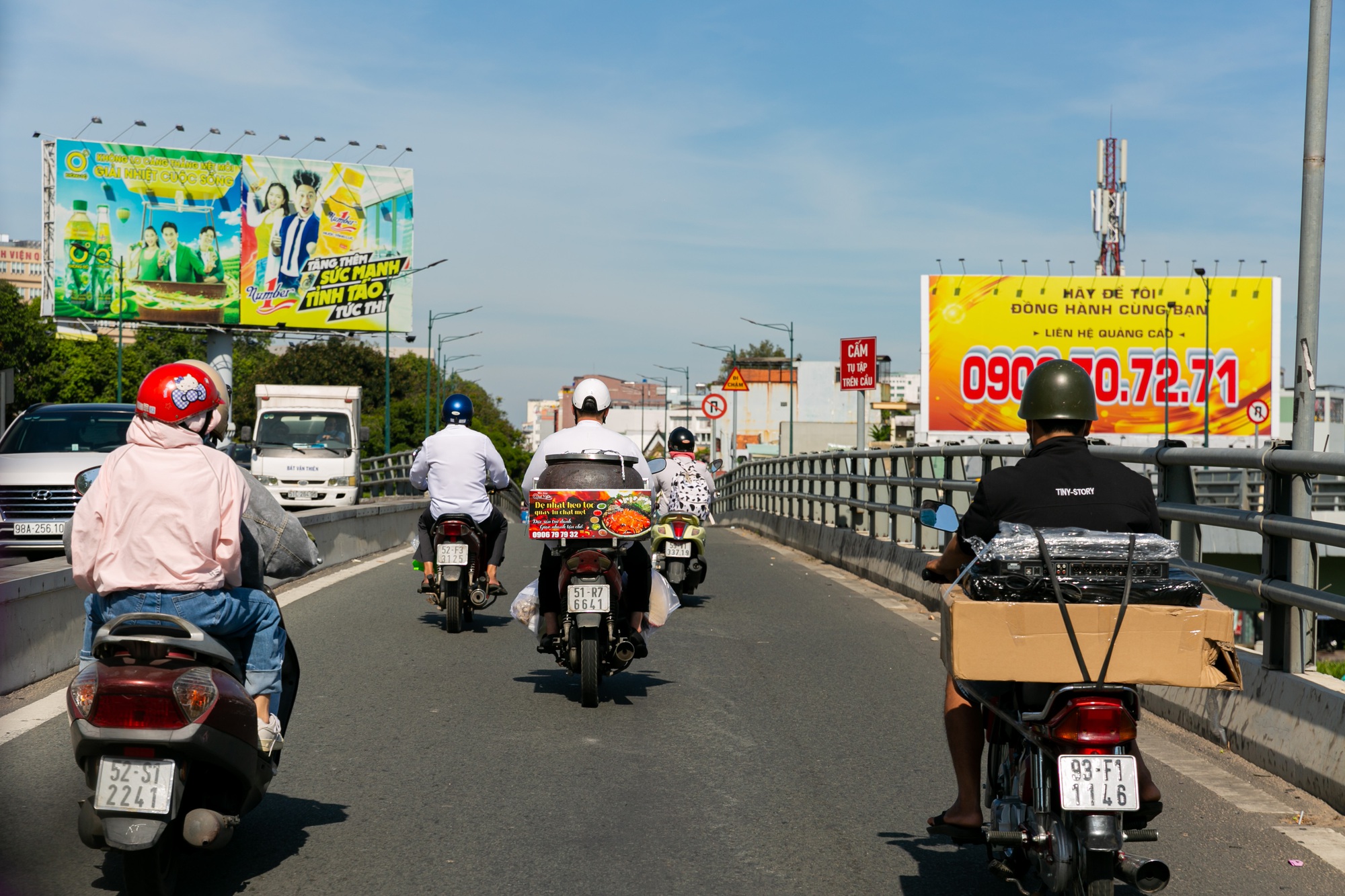 Cuối năm thích tiệc tùng tổng kết nhưng lười ra nhà hàng, nhiều gia đình gọi hẳn đầu bếp chở lu nướng đến tận nhà - Ảnh 6.