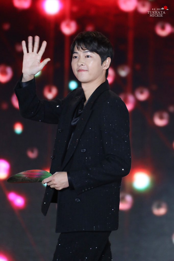 Song Joong Ki lộ diện tại Grammy Hàn Quốc, hack tuổi thần sầu nhưng tăng cân thấy rõ sau khi có tình yêu mới - Ảnh 3.