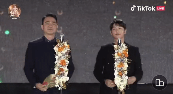 Song Joong Ki gây sốt khi trao giải cho BTS tại Grammy Hàn: Diện mạo thay đổi 1 điểm thấy rõ sau khi có tình yêu mới - Ảnh 1.