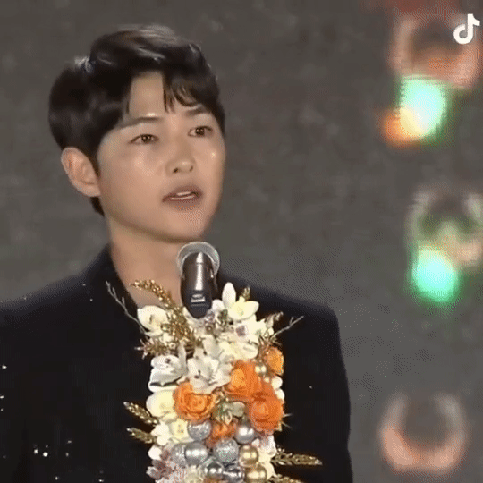 Song Joong Ki gây sốt khi trao giải cho BTS tại Grammy Hàn: Diện mạo thay đổi 1 điểm thấy rõ sau khi có tình yêu mới - Ảnh 7.