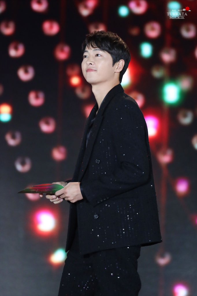 Song Joong Ki gây sốt khi trao giải cho BTS tại Grammy Hàn: Diện mạo thay đổi 1 điểm thấy rõ sau khi có tình yêu mới - Ảnh 3.