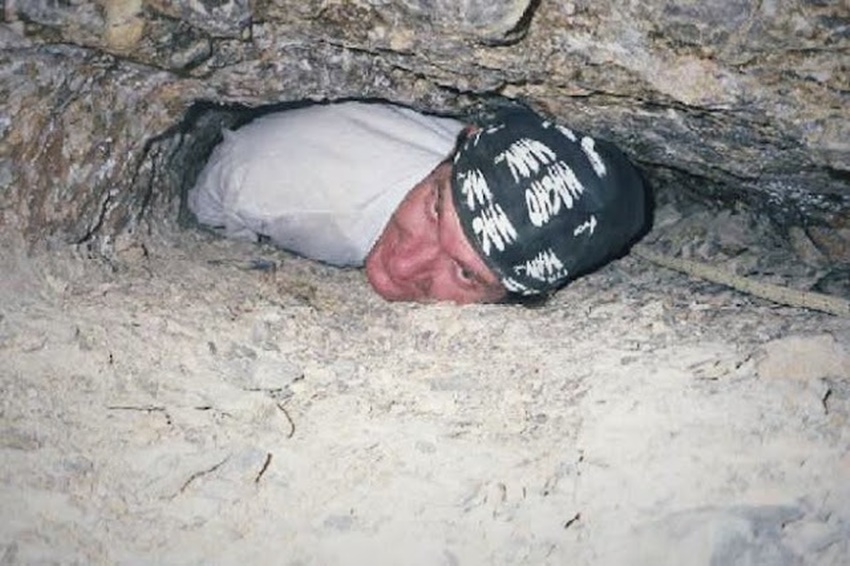 Câu chuyện ám ảnh của người đàn ông mắc kẹt ở hang động nhỏ xíu, chết trong tư thế chổng ngược trước sự bất lực của cứu hộ - Ảnh 3.
