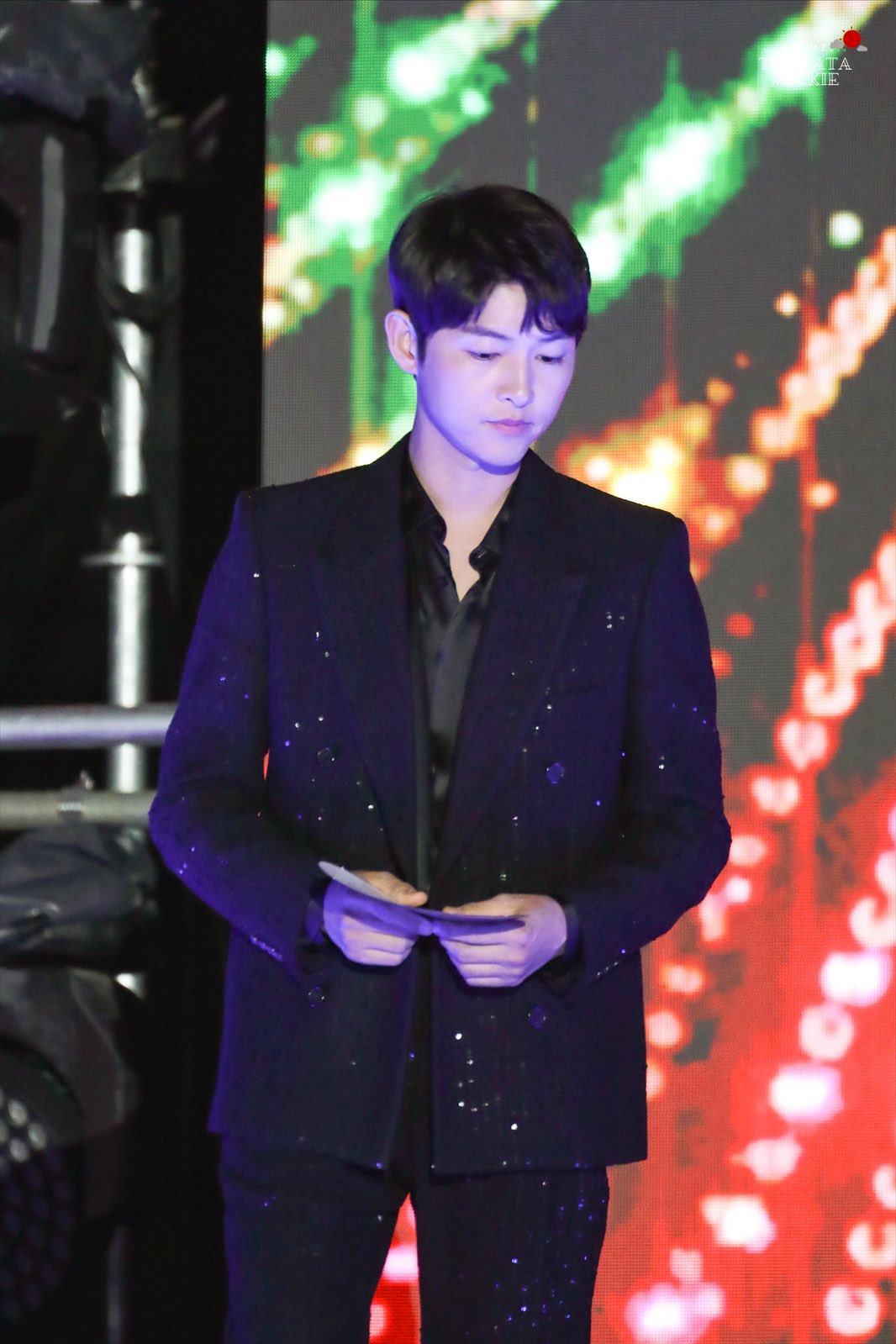 Song Joong Ki gây sốt khi trao giải cho BTS tại Grammy Hàn: Diện mạo thay đổi 1 điểm thấy rõ sau khi có tình yêu mới - Ảnh 6.