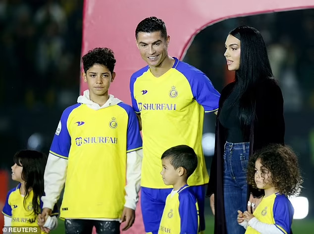 Ronaldo chi hơn 250000 bảng/tháng cho nơi ở mới tại Ả Rập - Ảnh 3.