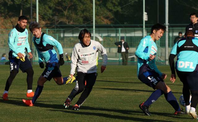 Công Phượng tập luyện với 'vua sút phạt' của Nhật Bản và kỷ lục gia Miura tại Yokohama FC - Ảnh 6.