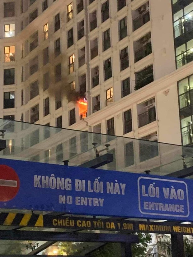 Hà Nội: Dập tắt đám cháy tại căn hộ thuộc tầng 6 nhà chung cư - Ảnh 1.