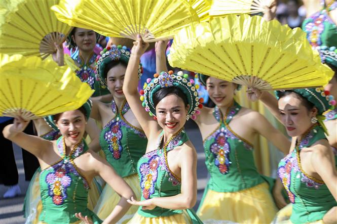 Sôi động Carnaval Thu Hà Nội trên phố đi bộ hồ Hoàn Kiếm - Ảnh 3.