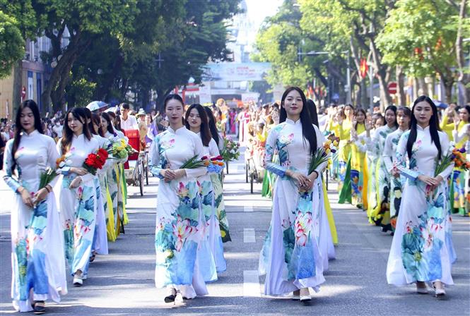 Sôi động Carnaval Thu Hà Nội trên phố đi bộ hồ Hoàn Kiếm - Ảnh 2.