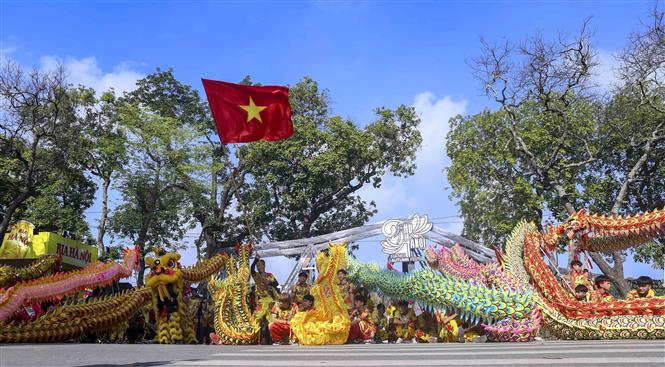 Sôi động Carnaval Thu Hà Nội trên phố đi bộ hồ Hoàn Kiếm - Ảnh 1.