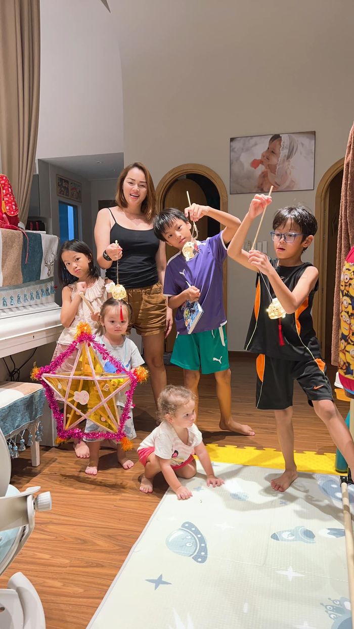 Diễm Châu bán hàng online nuôi 5 con: Học phí 1 tỷ/năm, sinh hoạt phí 300 triệu/tháng - Ảnh 1.