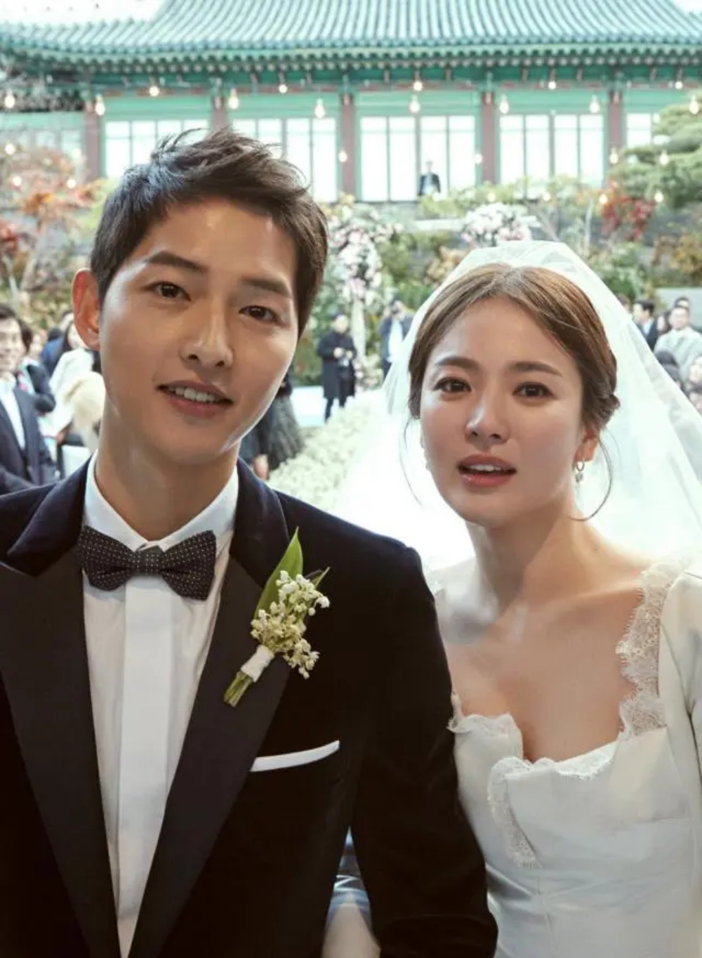 Song Hye Kyo và Han Soo Hee trong trang phục cưới: Người nền nã thanh lịch,  người phá cách độc đáo