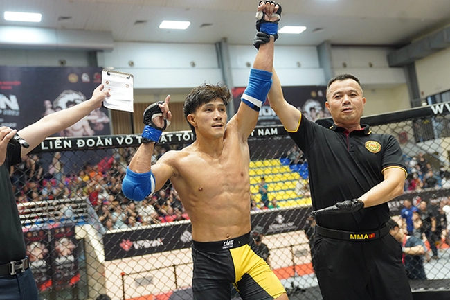 Nguyễn Trần Duy Nhất thắng chớp nhoáng ở MMA, cao thủ vô địch Jujitsu quốc 2 năm liền bị hạ đo ván bởi võ sĩ vô danh - Ảnh 3.