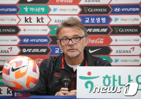 HLV Troussier: ‘Trận gặp Hàn Quốc là cơ hội lớn của đội tuyển Việt Nam’ - Ảnh 2.