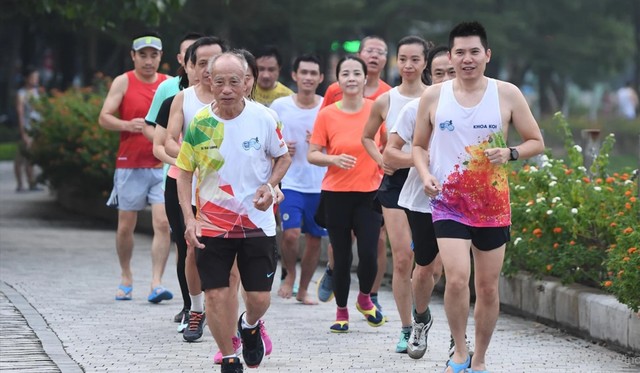 Huyền thoại Bùi Lương trong một buổi chạy tập thể dục, truyền cảm hứng cho các thế hệ sau
