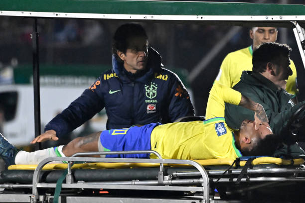 Neymar chấn thương nặng, Brazil gặp khó ở vòng loại World Cup