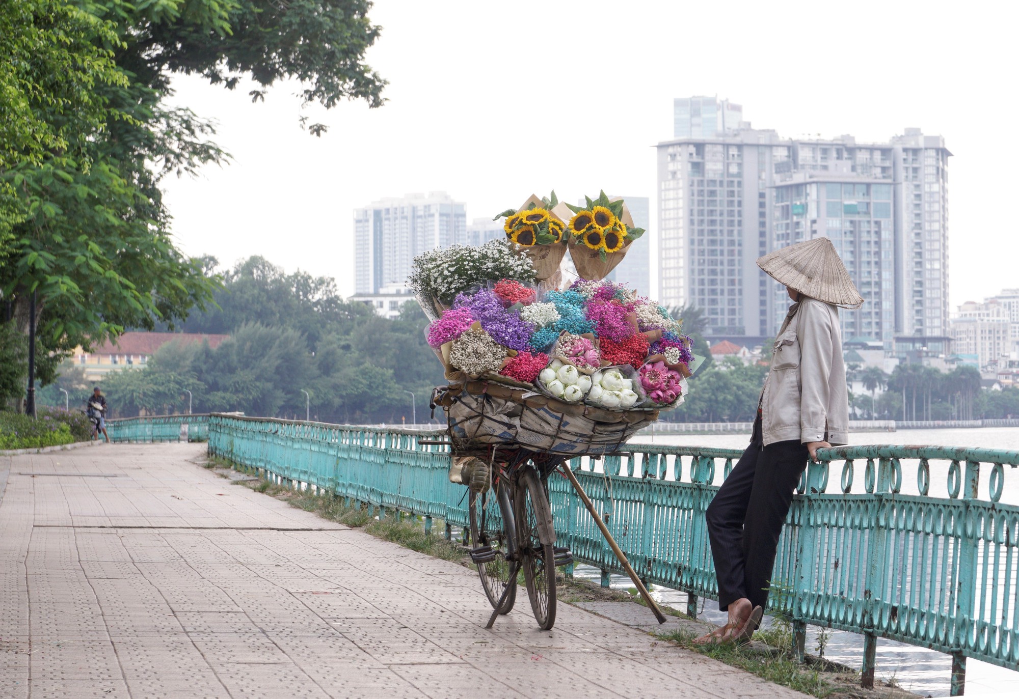 Cuộc đời sau ống kính: Hai phút đẹp đẽ của bà bán hoa rong