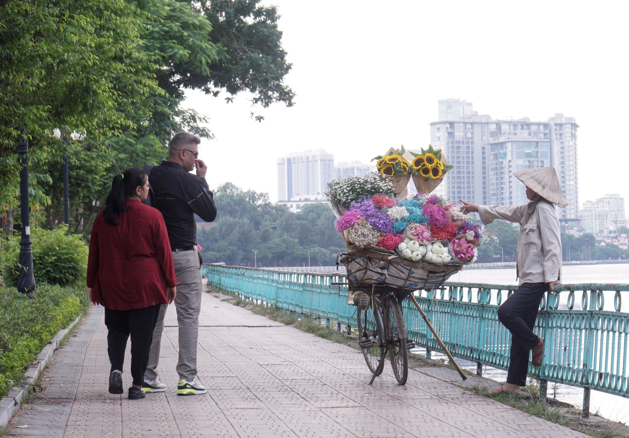 Cuộc đời sau ống kính: Hai phút đẹp đẽ của bà bán hoa rong
