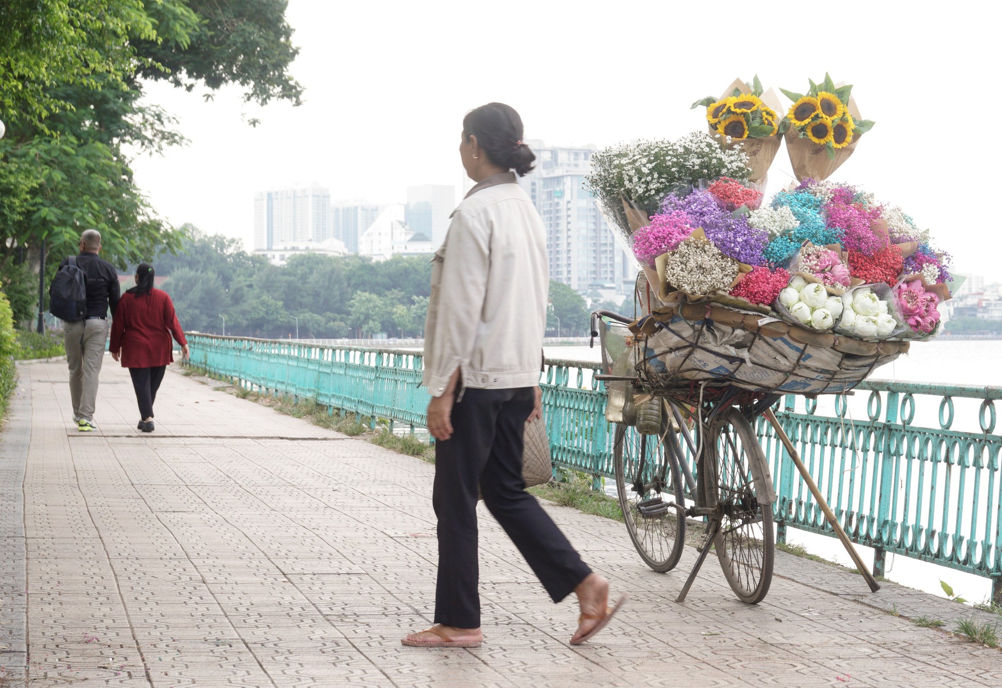 Cuộc đời sau ống kính: Hai phút đẹp đẽ của bà bán hoa rong