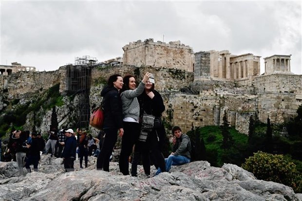 Số lượng du khách tới Hy Lạp cao kỷ lục bất chấp nắng nóng và hỏa hoạn - Ảnh 1.