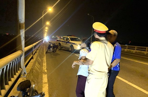 Cảnh sát Giao thông kịp thời ngăn người phụ nữ định nhảy cầu - Ảnh 1.