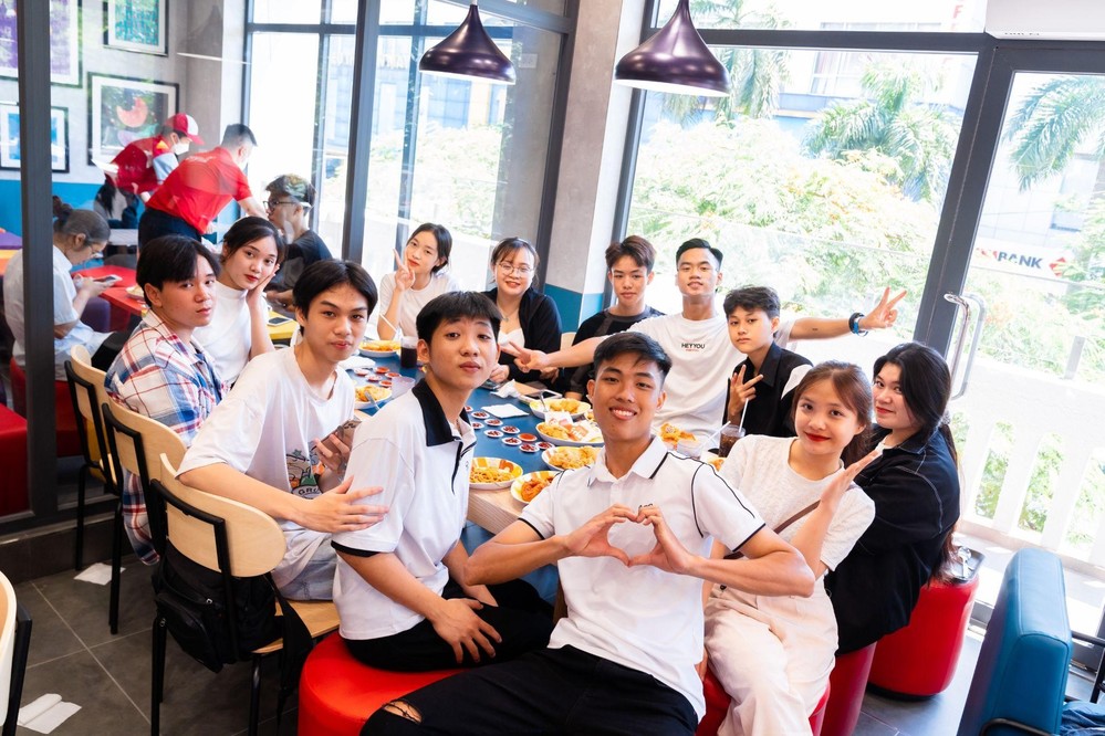 Giới trẻ thực hiện thử thách Jollibee, góp Quỹ bảo trợ trẻ em Việt Nam - Ảnh 5.