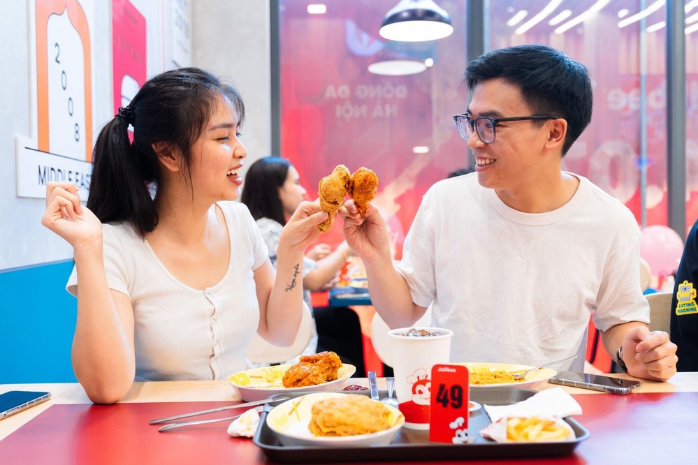 Giới trẻ thực hiện thử thách Jollibee, góp Quỹ bảo trợ trẻ em Việt Nam - Ảnh 1.