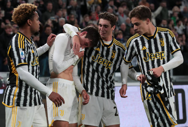 Juventus thắng vất vả Verona 1-0, tạm chiếm ngôi đầu Serie A