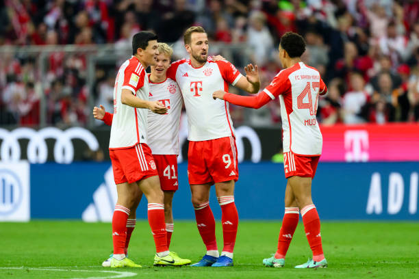 Harry Kane ghi bàn từ giữa sân, Bayern Munich lên đầu bảng Bundesliga sau chiến thắng 8-0 trước Darmstadt