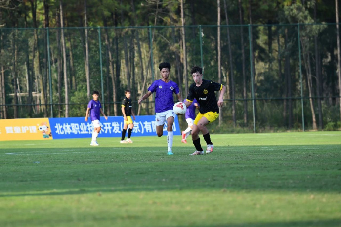 Đội bóng Việt Nam tạo địa chấn khi thắng đội trẻ của Dortmund, khiến nhà  báo Trung Quốc phải tán dương