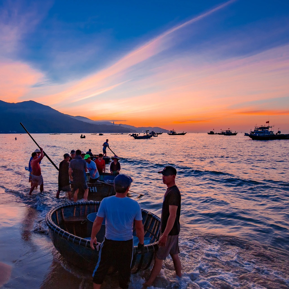 Đón bình minh trên bãi biển Mân Thái, trải nghiệm tham gia kéo lưới với ngư dân - Ảnh 1.